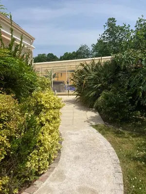 Jardin de l'établissement Chai Saint Jean CAMELIA Piscine et SPA