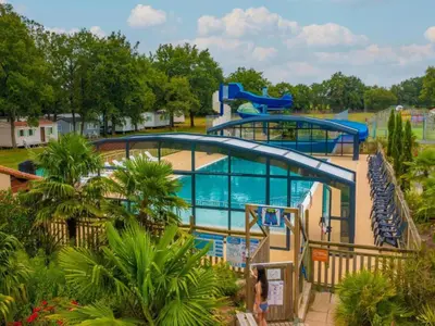 Piscine de l'établissement Mobil Home 5 Personnes - Vendée - Puy du Fou - Climatisé ou située à proximité