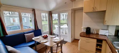 Cuisine ou kitchenette dans l'établissement Mobil Home 5 Personnes - Vendée - Puy du Fou - Climatisé