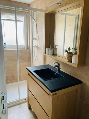Salle de bains dans l'établissement Charmante maison familiale entre mer et forêt