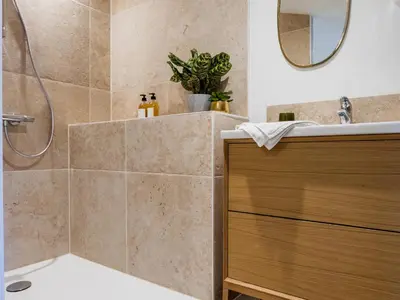 Salle de bains dans l'établissement Gîte charmant, spacieux, à 15 km de Nantes, 2 chambres, terrasse, parking, animaux acceptés - FR-1-306-1238