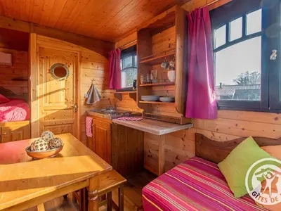Cuisine ou kitchenette dans l'établissement Roulotte climatisée avec piscine et jardin - FR-1-622-54