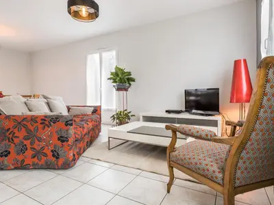 Télévision ou salle de divertissement dans l'établissement Maison Calme avec Jardin Clos, Près de Pornic et Nantes, Wifi et Équipements Bébé Inclus - FR-1-306-1239