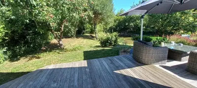 Jardin de l'établissement Charmante maison avec spa, sauna et jardin privatif