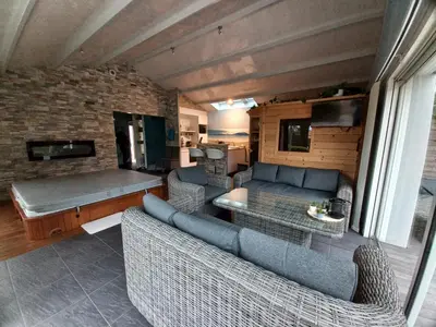Coin salon dans l'établissement Charmante maison avec spa, sauna et jardin privatif