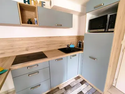 Cuisine ou kitchenette dans l'établissement Charmante maison de vacances, 4P, piscines, proche Gohaud