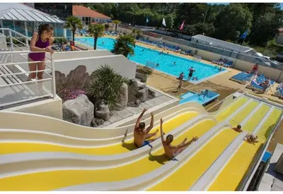 Piscine de l'établissement Camping 4 étoiles Le bois dormant ou située à proximité