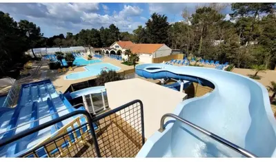 Piscine de l'établissement Camping 4 étoiles Le bois dormant ou située à proximité