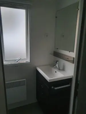 Salle de bains dans l'établissement Camping 4 étoiles Le bois dormant