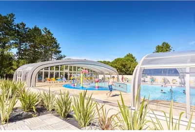 Piscine de l'établissement Camping 4 étoiles Le bois dormant ou située à proximité