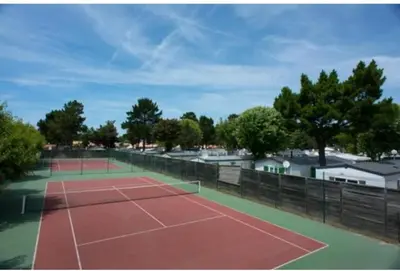 Tennis ou squash au sein de le camping ou à proximité