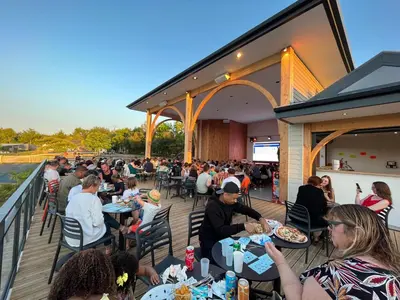 Restaurant ou autre lieu de restauration dans l'établissement Camping Aubigny-Les Clouzeaux