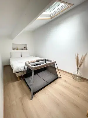 Un ou plusieurs lits dans un hébergement de l'établissement La KoZy - Maison moderne, Mer, Forêt, Piscine - Wifi