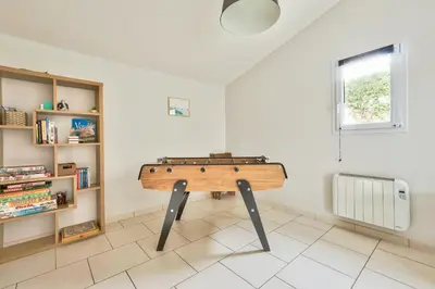 Bibliothèque dans la maison de vacances