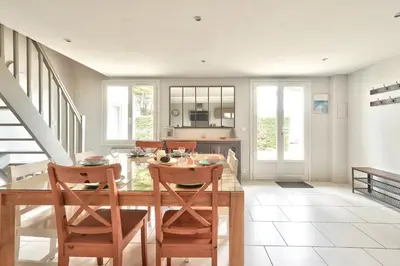 Coin salon dans l'établissement 600m plage- Grande maison et son jardin pour 8