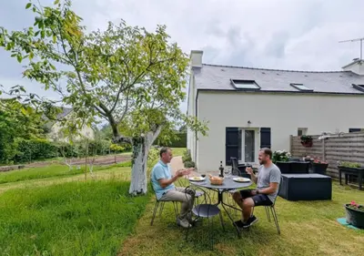 Jardin de l'établissement Le Tigîte B&B - entrée privée, petit déj-linge-ménage inclus, dîner-brunch possibles, 2 espaces nuit séparés 1 à 4 personnes