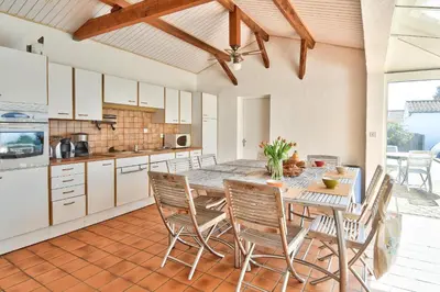 Cuisine ou kitchenette dans l'établissement Maison pour 11 - Piscine - Noirmoutier-en-L'île