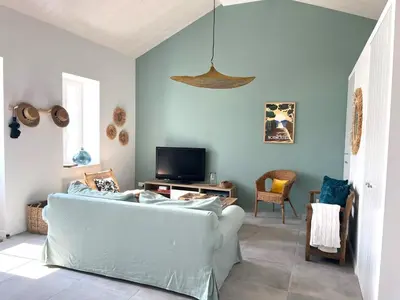 Télévision ou salle de divertissement dans l'établissement La Maison de Lena 500m de la Plage