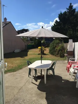 Jardin de l'établissement maison 50m de la mer