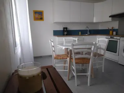Cuisine ou kitchenette dans l'établissement T2 charmant avec terrasse 650m de la mer Pornichet