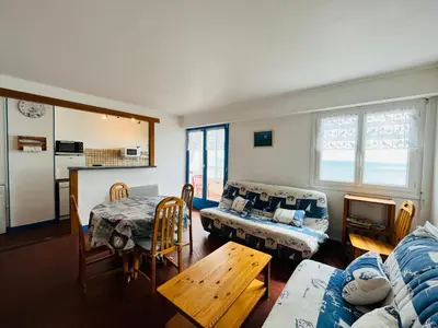 Cuisine ou kitchenette dans l'établissement Les Sables d'Or, vue océan