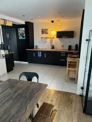 Cuisine ou kitchenette dans l'établissement Maison familiale 4 chambres avec jardin et piscine