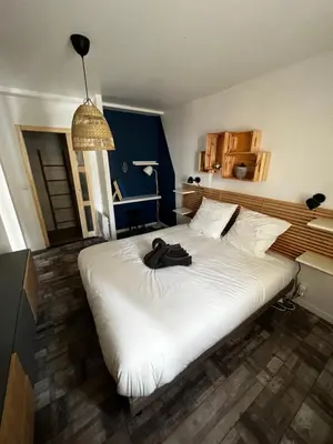 Un ou plusieurs lits dans un hébergement de l'établissement Maison familiale 4 chambres avec jardin et piscine