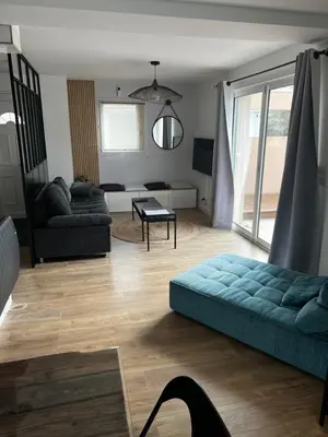 Coin salon dans l'établissement Maison familiale 4 chambres avec jardin et piscine