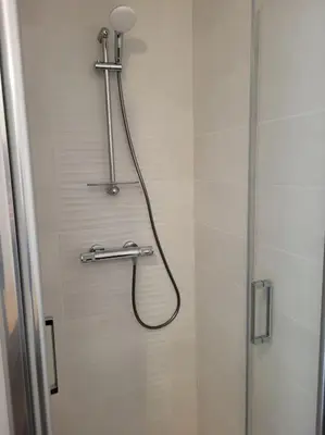 Salle de bains dans l'établissement Longère en pierre avec piscine chauffée
