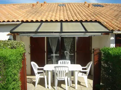Terrasse ou espace extérieur de l'établissement Maison de vacances à Notre-Dame-de-Monts avec piscine et parking privés - FR-1-540-209