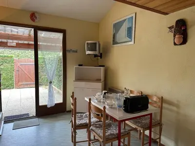 Cuisine ou kitchenette dans l'établissement Maison de vacances à Notre-Dame-de-Monts avec piscine et parking privés - FR-1-540-209