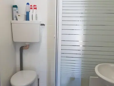 Salle de bains dans l'établissement Maisonnette rénovée, animaux admis, parking, 4 pers - Notre-Dame-de-Monts - FR-1-540-231