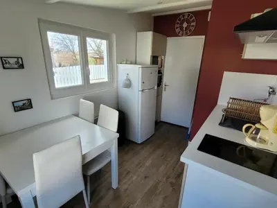 Cuisine ou kitchenette dans l'établissement Maisonnette rénovée, animaux admis, parking, 4 pers - Notre-Dame-de-Monts - FR-1-540-231