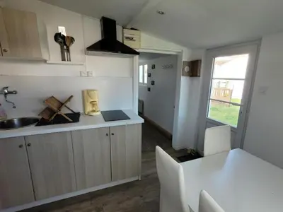 Cuisine ou kitchenette dans l'établissement Maisonnette rénovée, animaux admis, parking, 4 pers - Notre-Dame-de-Monts - FR-1-540-231