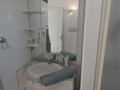 Salle de bains dans l'établissement Maison de vacances spacieuse à Notre-Dame-de-Monts - 6 pers, animaux admis - FR-1-540-229
