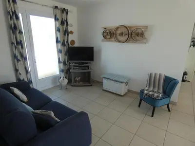 Télévision ou salle de divertissement dans l'établissement Maison de vacances spacieuse à Notre-Dame-de-Monts - 6 pers, animaux admis - FR-1-540-229