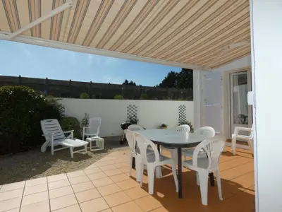 Balcon ou terrasse dans l'établissement Maison spacieuse avec jardin clos, animaux acceptés, près des plages - FR-1-540-255
