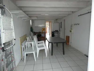 Cuisine ou kitchenette dans l'établissement Maison spacieuse avec jardin clos, animaux acceptés, près des plages - FR-1-540-255