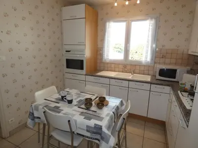 Cuisine ou kitchenette dans l'établissement Maison spacieuse avec jardin clos, animaux acceptés, près des plages - FR-1-540-255