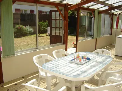 Terrasse ou espace extérieur de l'établissement Maison spacieuse 8 pers avec jardin, animaux admis - FR-1-540-256