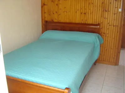 Un ou plusieurs lits dans un hébergement de l'établissement Maison spacieuse 8 pers avec jardin, animaux admis - FR-1-540-256