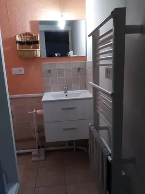 Salle de bains dans l'établissement les refuges de Montociel