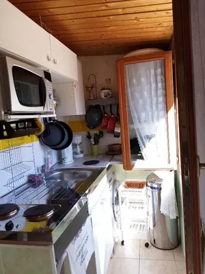 Cuisine ou kitchenette dans l'établissement les refuges de Montociel